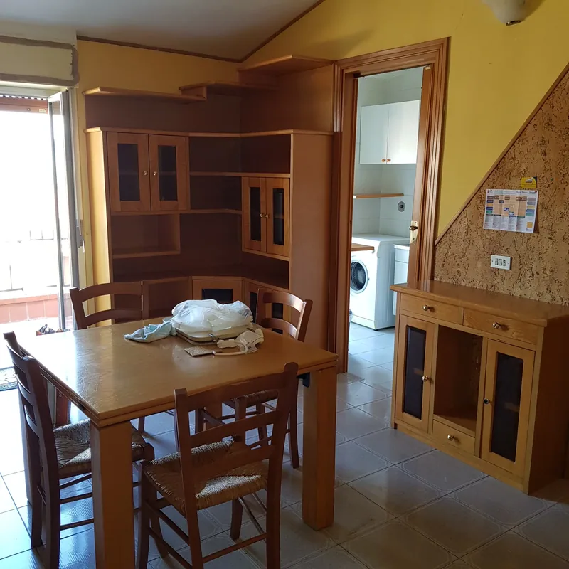 Appartamento mansardato in affitto — € 350