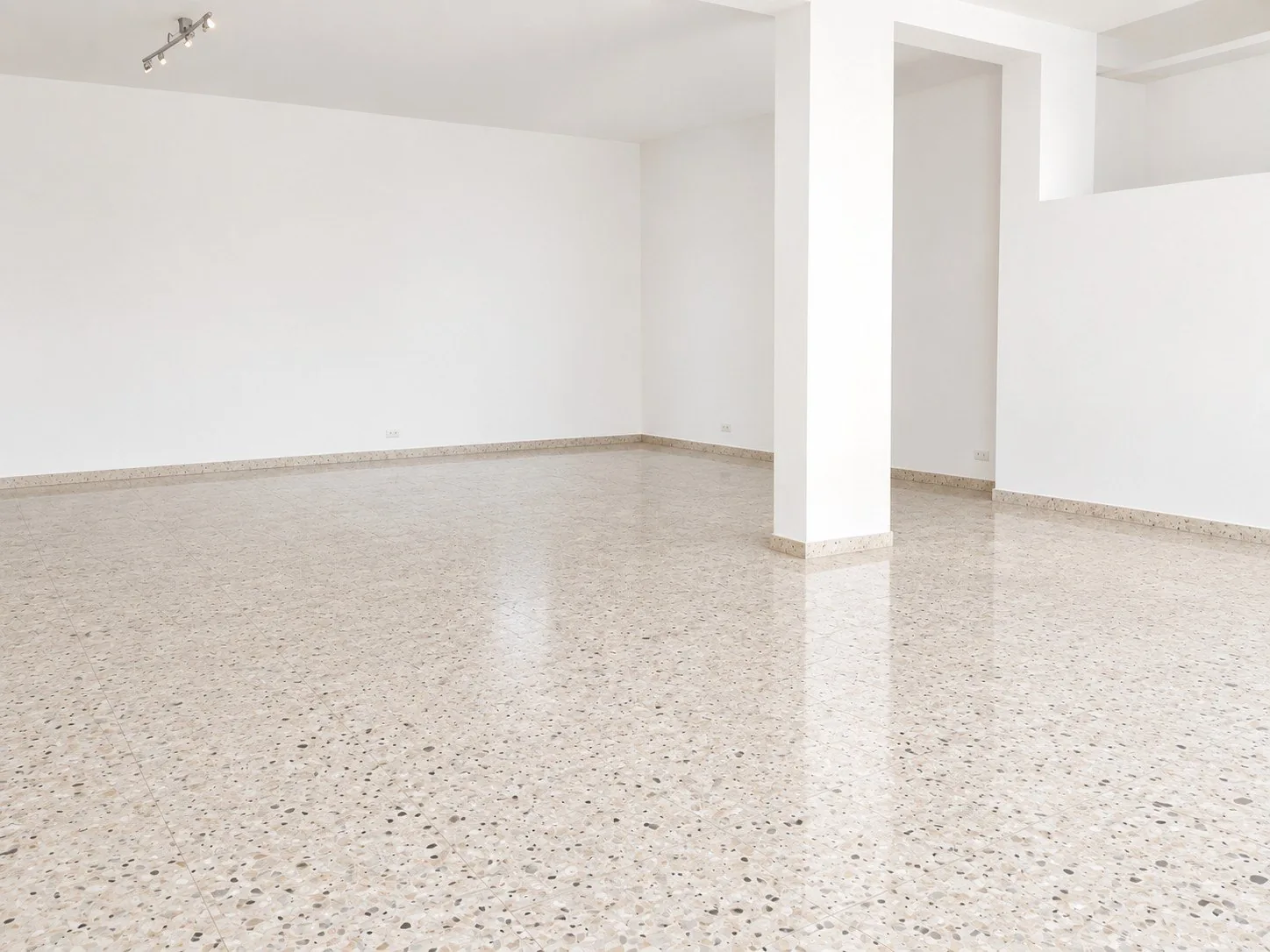 Garage in vendita di 160 mq